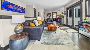 Un salon moderne avec un canapé, une table basse et un coin repas.