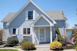 Exterior - Conveniently located, spacious home located on Bailey Island in Harpswell! (Bailey Island)