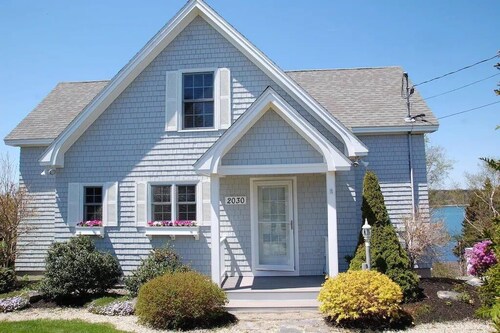 Beautifully landscaped, Spacious home, conveniently located in Harpswell