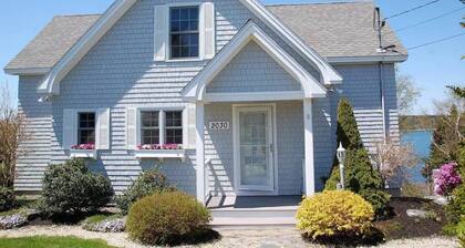 Beautifully landscaped, Spacious home, conveniently located in Harpswell
