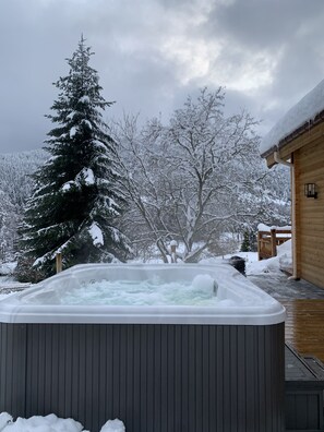 Bañera de hidromasaje al aire libre