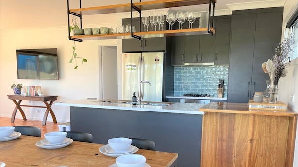 Fridge, microwave, oven, stovetop - One for the golf lover! FREE WIFI, Town Centre. (Robe)