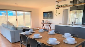 Dining - One for the golf lover! FREE WIFI, Town Centre. (Robe)