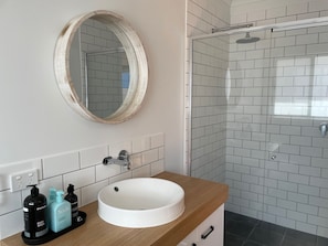 Hair dryer, towels, toilet paper - One for the golf lover! FREE WIFI, Town Centre. (Robe)