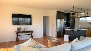 TV - One for the golf lover! FREE WIFI, Town Centre. (Robe)