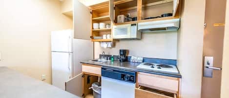 Fridge, microwave, stovetop, dishwasher
