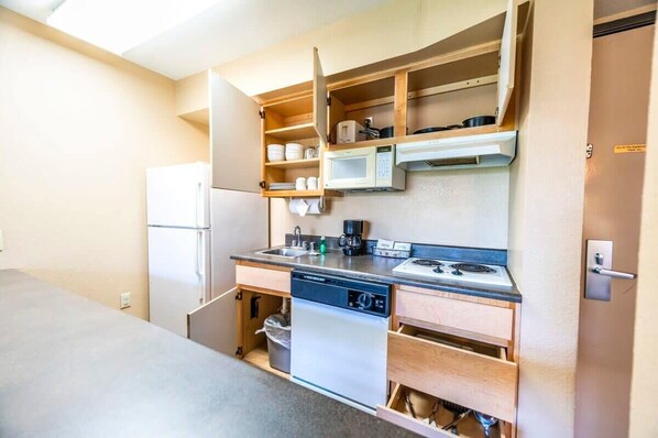 Refrigerador, microondas, parrilla de estufa y lavavajillas