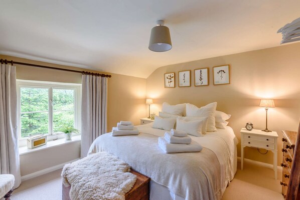 2 bedrooms, desk, iron/ironing board, travel cot - Sumptuous dog friendly holiday cottage in the Cotswolds - Star Cottage (Moreton-in-Marsh)