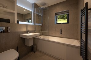 淋浴/盆浴组合、吹风机、毛巾、肥皂