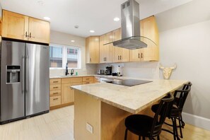 Fridge, microwave, oven, stovetop - Winterpoint Gem: Walk to Snowflake Lift & Downtown (Breckenridge)