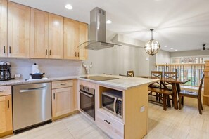 Fridge, microwave, oven, stovetop - Winterpoint Gem: Walk to Snowflake Lift & Downtown (Breckenridge)