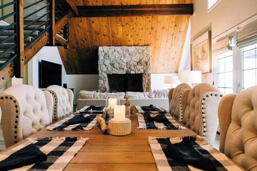 Private beach, boat slip, hot tub, pool table, fenced yard, BBQ, fire pit