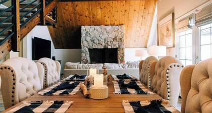 Private beach, boat slip, hot tub, pool table, fenced yard, BBQ, fire pit