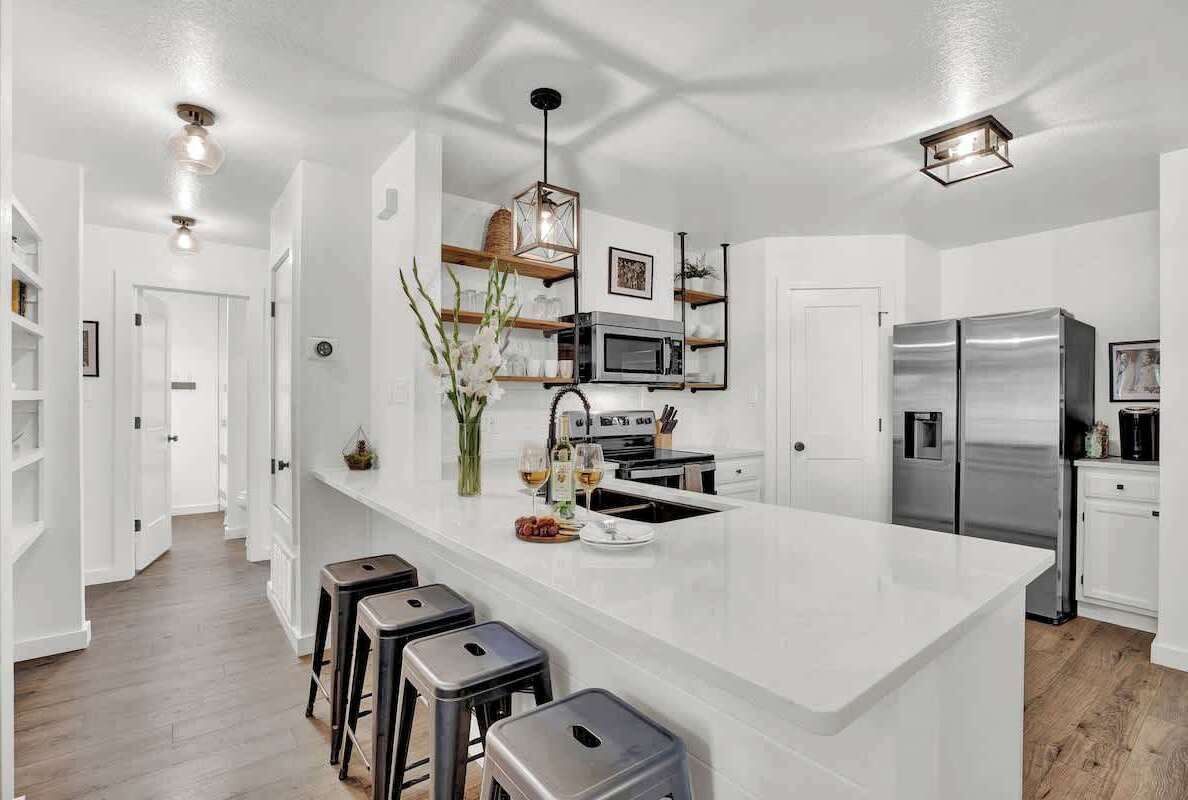 Jääkaappi, mikroaaltouuni, uuni, liesi