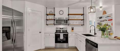 Geladeira, micro-ondas, fogão, cooktop