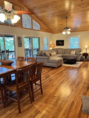 Smart TV, futbolito, tenis de mesa y libros