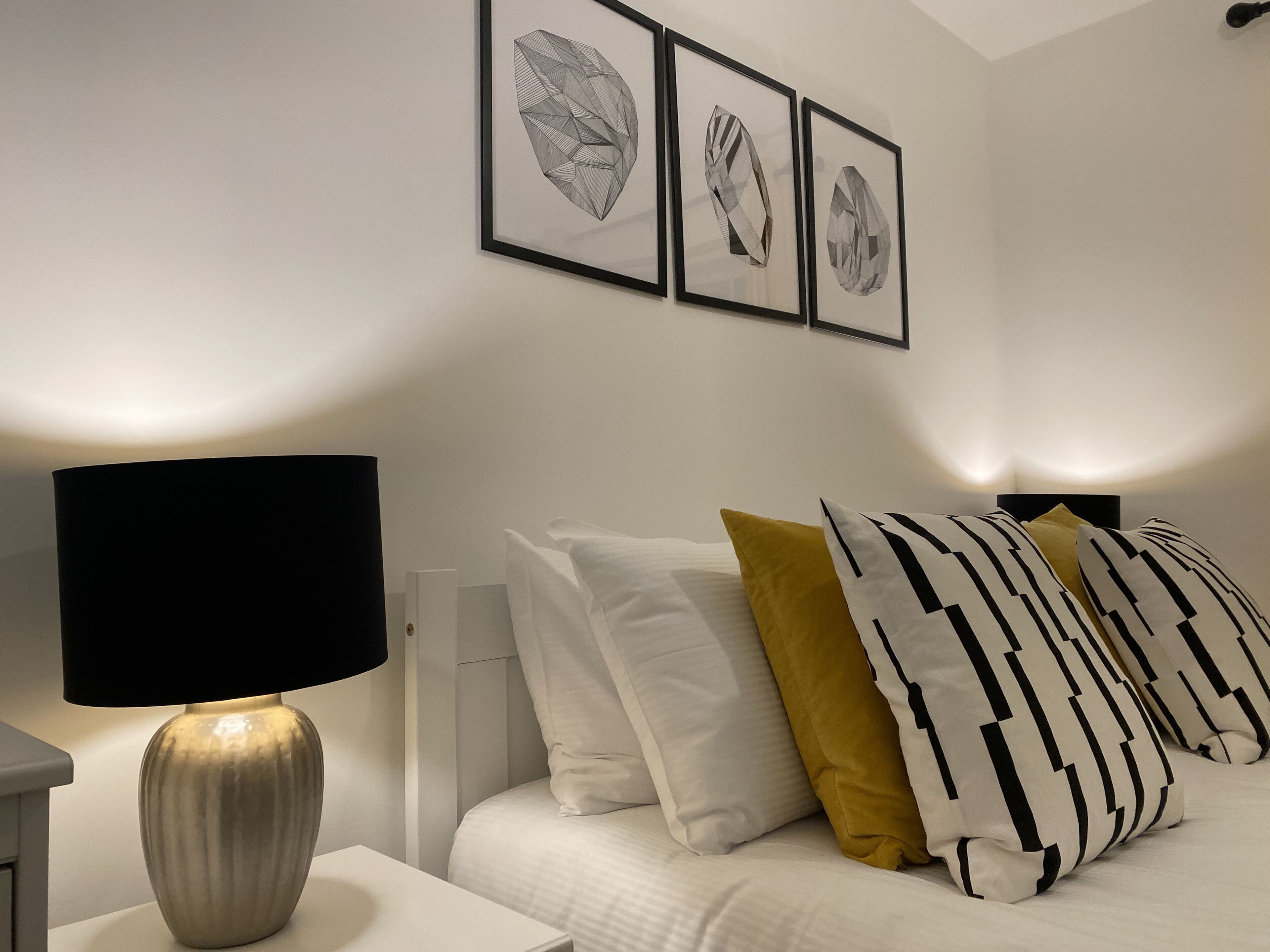 2 habitaciones, tabla de planchar con plancha y cuna de viaje 