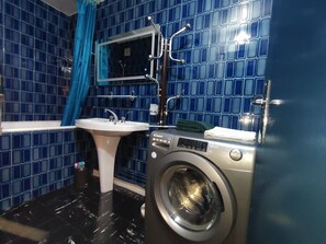 Badekar, hårtørrer, håndklæder, Sæbe