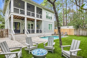 Utendørsbasseng og et oppvarmet basseng