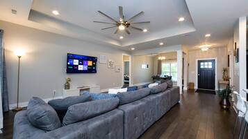 Een smart-tv, boeken en een kantoor