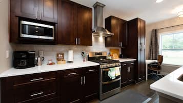 Een koelkast, een magnetron, een oven, een kookplaat