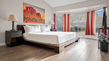 4 makuuhuonetta, työpöytä, silitysrauta/-lauta, vauvan matkasänky