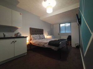 Deluxe Double Room | Laptop workspace, free WiFi - Bankwell Guest House (Manchester)