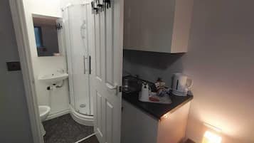 Deluxe Double Room | Bathroom | Towels