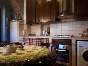 Kühlschrank, Ofen, Herdplatte, Wasserkocher