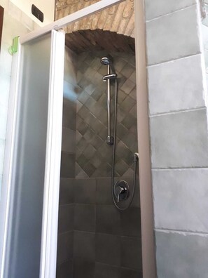 Dusche, Bidet, Handtücher, Seife