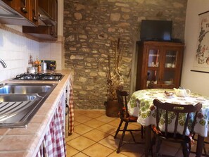 Frigorífic, forn, placa de cuina i bullidora elèctrica 