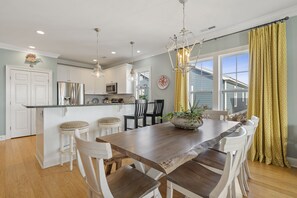 Dining - Upscale Turnkey - short walk to the beach - spacious decks - new updates (Carolina Beach)