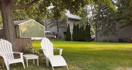Lakefront cottage, close to E. Lansing. MSU, weddings, golf. Sleeps 2-4. Fish!!