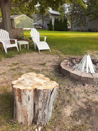 Lakefront cottage, close to E. Lansing. MSU, weddings, golf. Sleeps 2-4. Fish!!