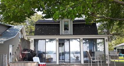 Lakefront cottage, close to E. Lansing. MSU, weddings, golf. Sleeps 2-4. Fish!!