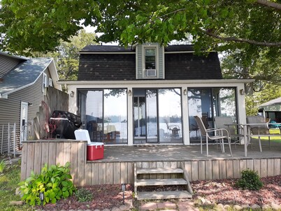 Lakefront cottage, close to E. Lansing. MSU, weddings, golf. Sleeps 2-4. Fish!!