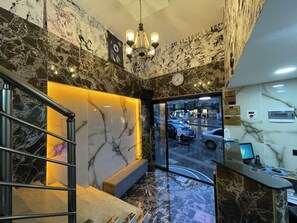 32-inch LCD TV with satellite channels, TV - Ersoy Ege Apart Otel (Antalya)