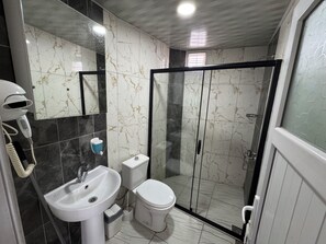 Apartment | Bathroom | Shower, hair dryer, slippers, towels - Ersoy Ege Apart Otel (Antalya)