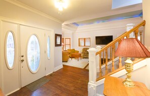 Interior - Two Story Victorian Farm House. Hot Tub! (Oakland)