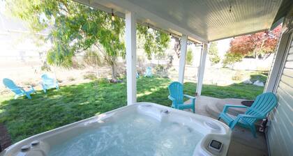 Two Story Victorian Farm House. Hot Tub!