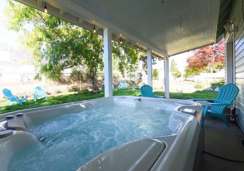 Two Story Victorian Farm House. Hot Tub!