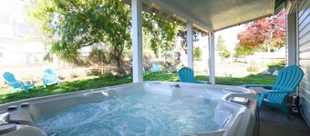 Two Story Victorian Farm House. Hot Tub!