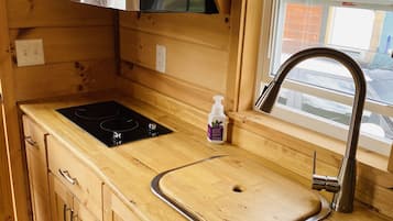 Fridge, oven, stovetop, coffee/tea maker