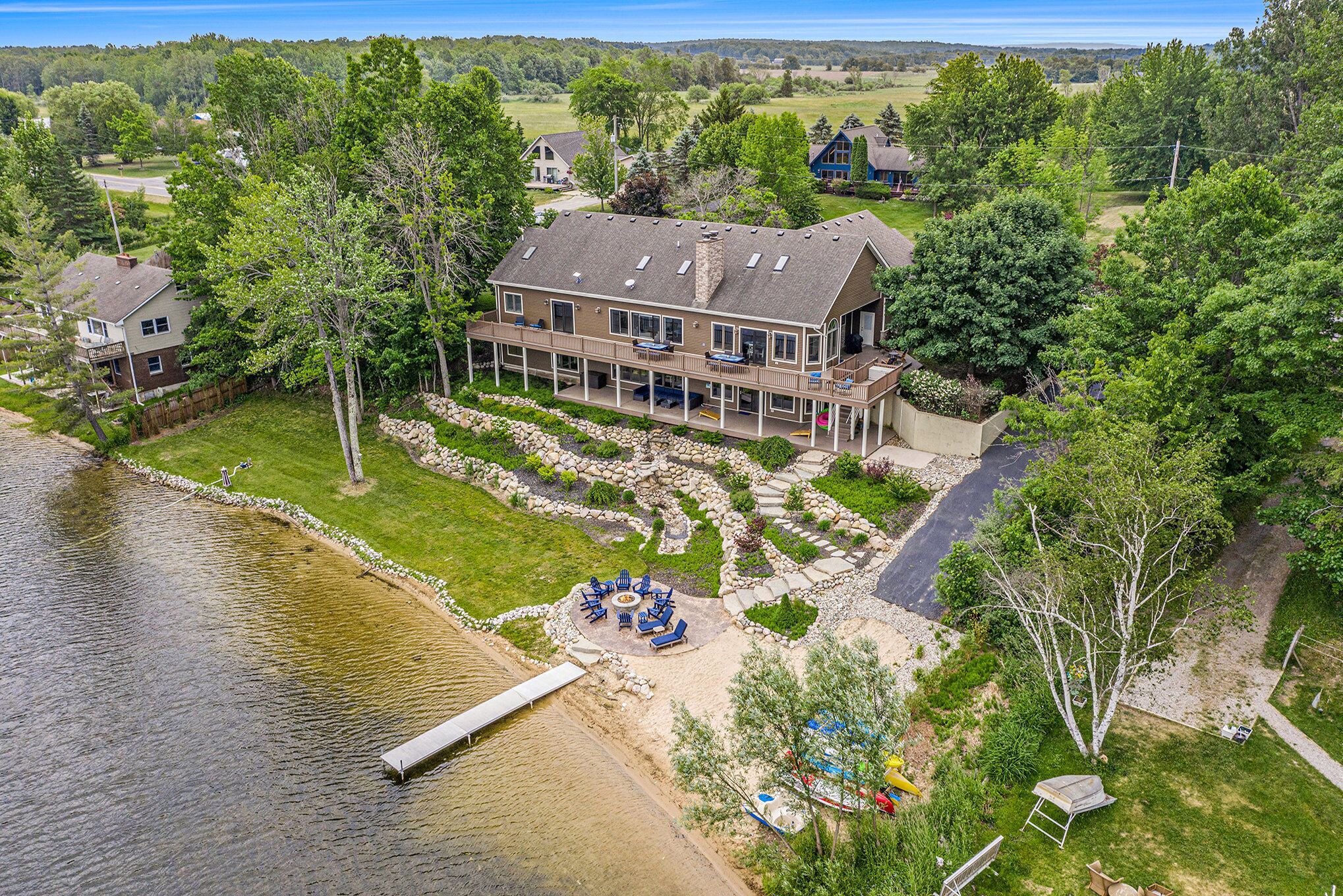 Stunning Lake House - 200' of Lakefront with Kayaks & Game Room