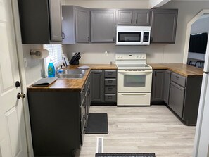 Kjøleskap, mikrobølgeovn, ovn og kokeplater