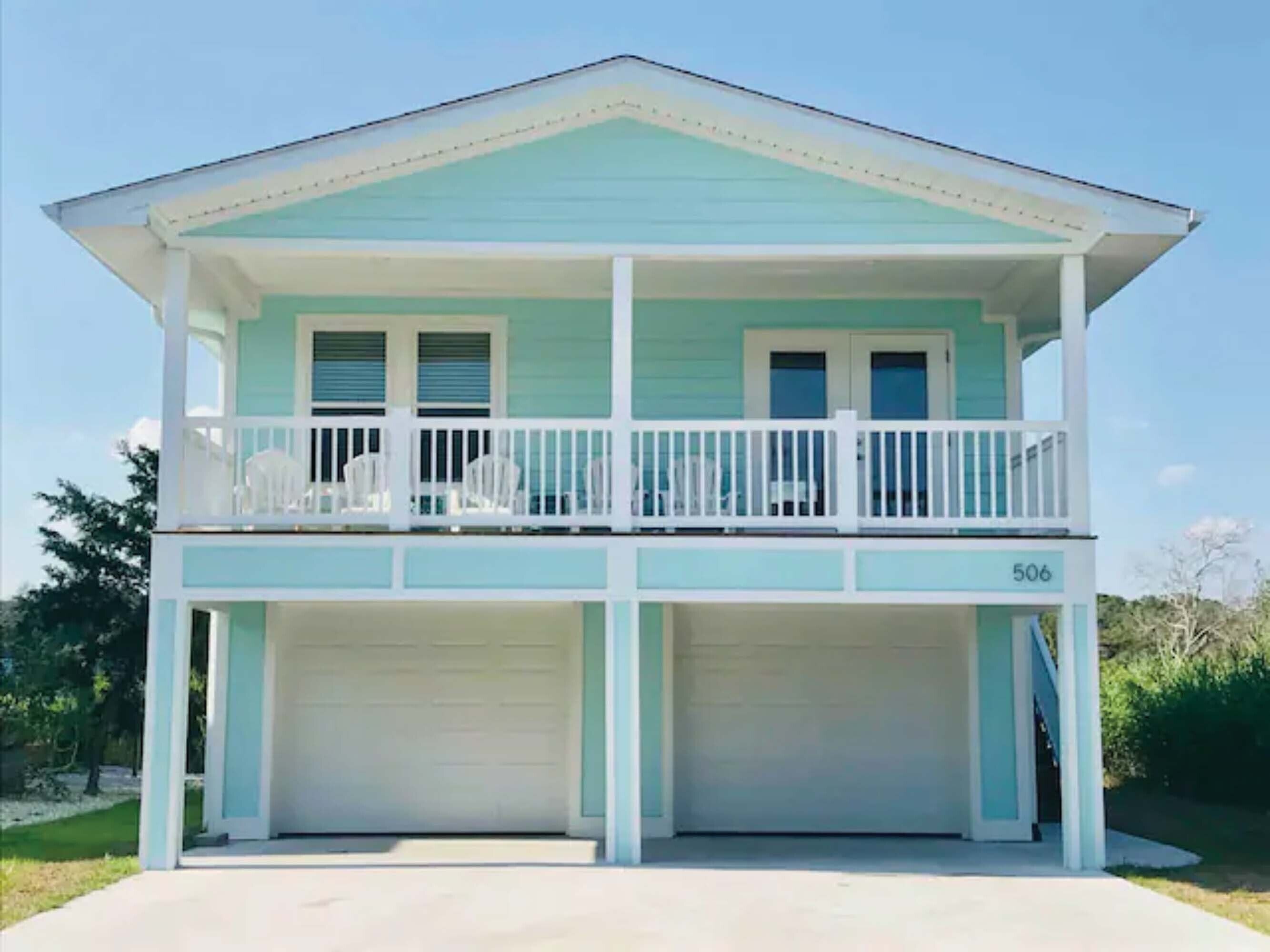 Marsh-View Oasis: 2-Min Easy Walk to Beach,Covered Decks, Outdoor Shower