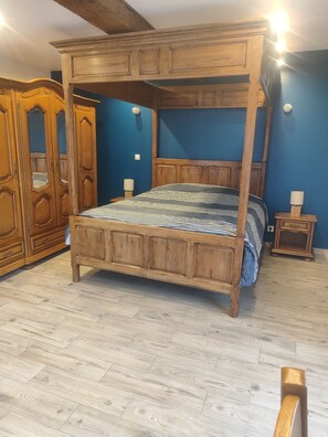 3 makuuhuonetta, silitysrauta/-lauta, ilmainen Wi-Fi, vuodevaatteet