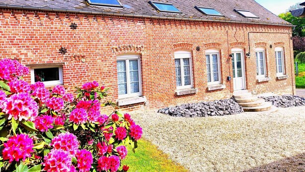 A brick building with multiple windows and a gravel driveway. - Gîte la bocagere  (Autreppes)
