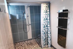 Bruser, hårtørrer, håndklæder, Toiletpapir