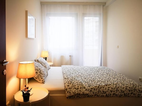 2 habitaciones, escritorio, tabla de planchar con plancha y wifi gratis 